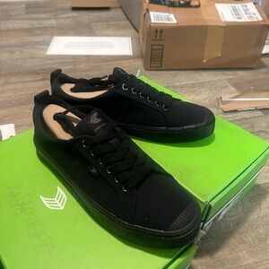 Cariuma women’s size 10.5 men’s 9 black on black